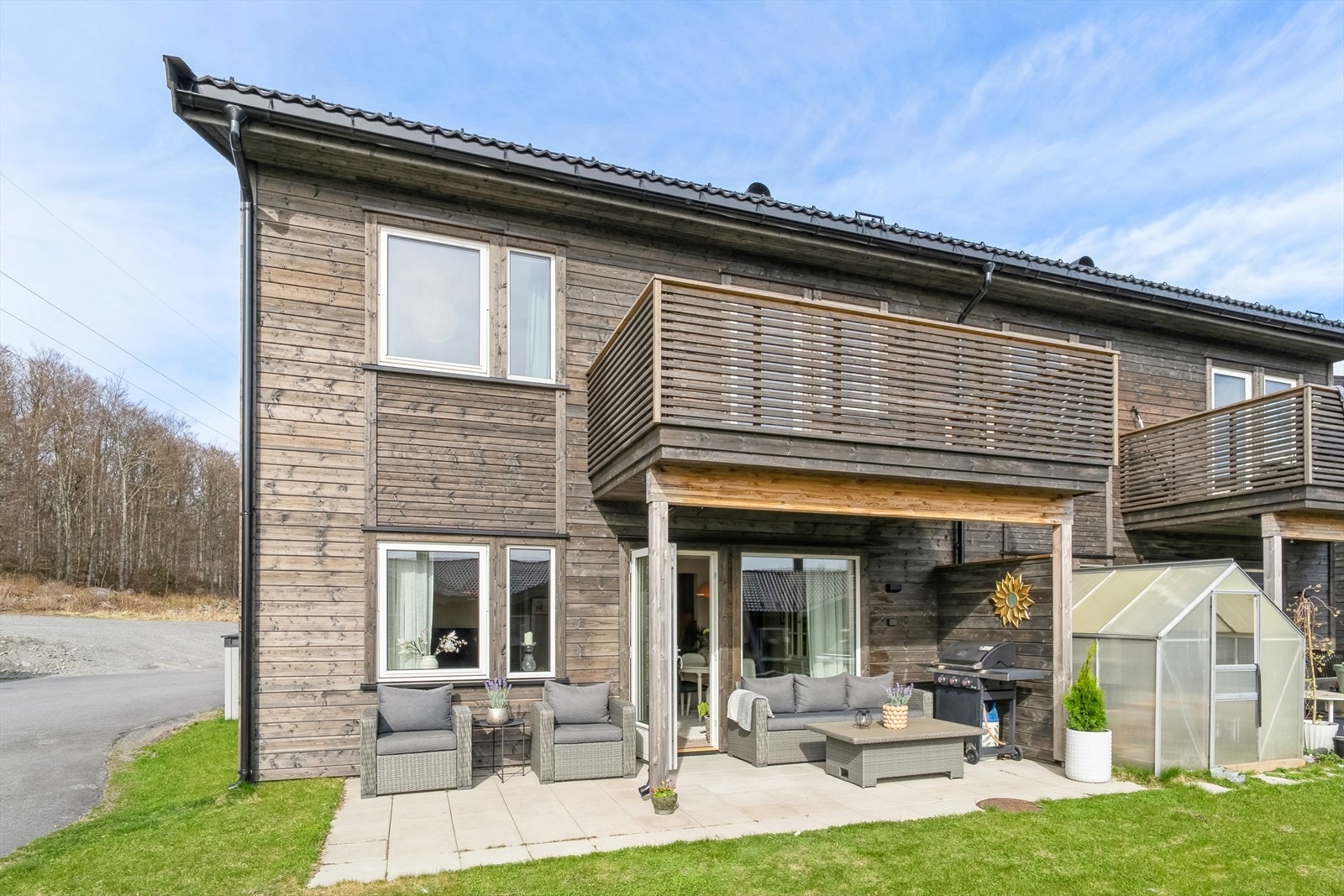 Halvpart av tomannsbolig med fin beliggenhet og gode solforhold Galleribilde