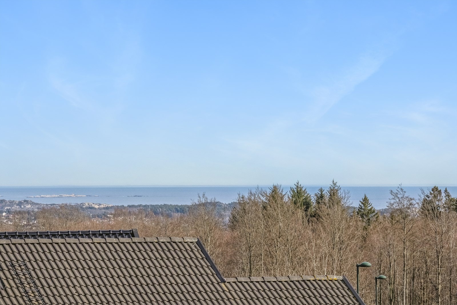 Fra balkongen utenfor hovedsoverommet er det fin utsikt til Larviksfjorden Galleribilde