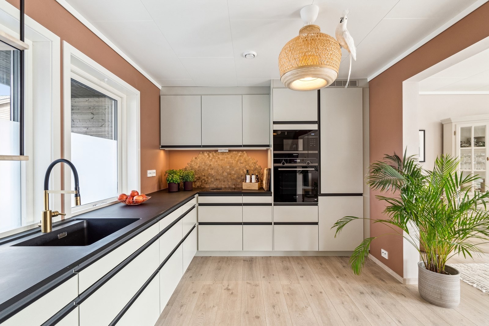 Pent kjøkken med god skap- og benkplass. Integrerte hvitevarer med kjøl/frys, stekovn, micro, platetopp og oppvaskmaskin Galleribilde