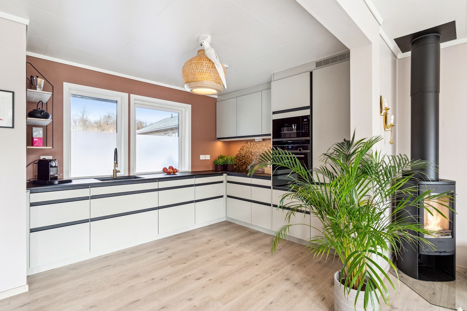 Pent kjøkken med god skap- og benkplass. Integrerte hvitevarer med kjøl/frys, stekovn, micro, platetopp og oppvaskmaskin Galleribilde