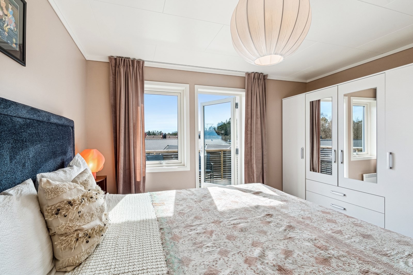 Romslig hovedsoverom med garderobeplass og utgang til balkong Galleribilde