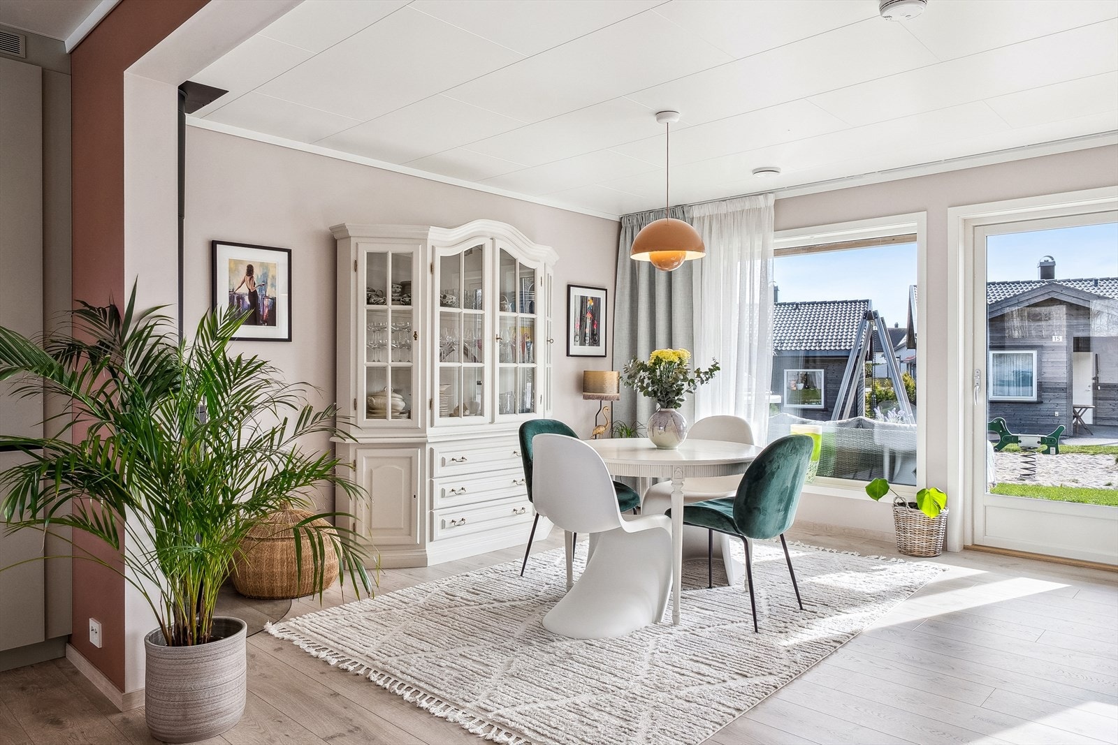 Lys og åpen stue/spisestue med ugang til balkong Galleribilde