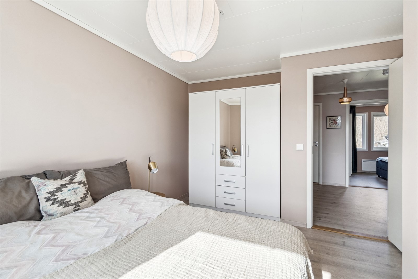 Soverom 2 -også her god størrelse og garderobeplass
Bilder (32) Galleribilde