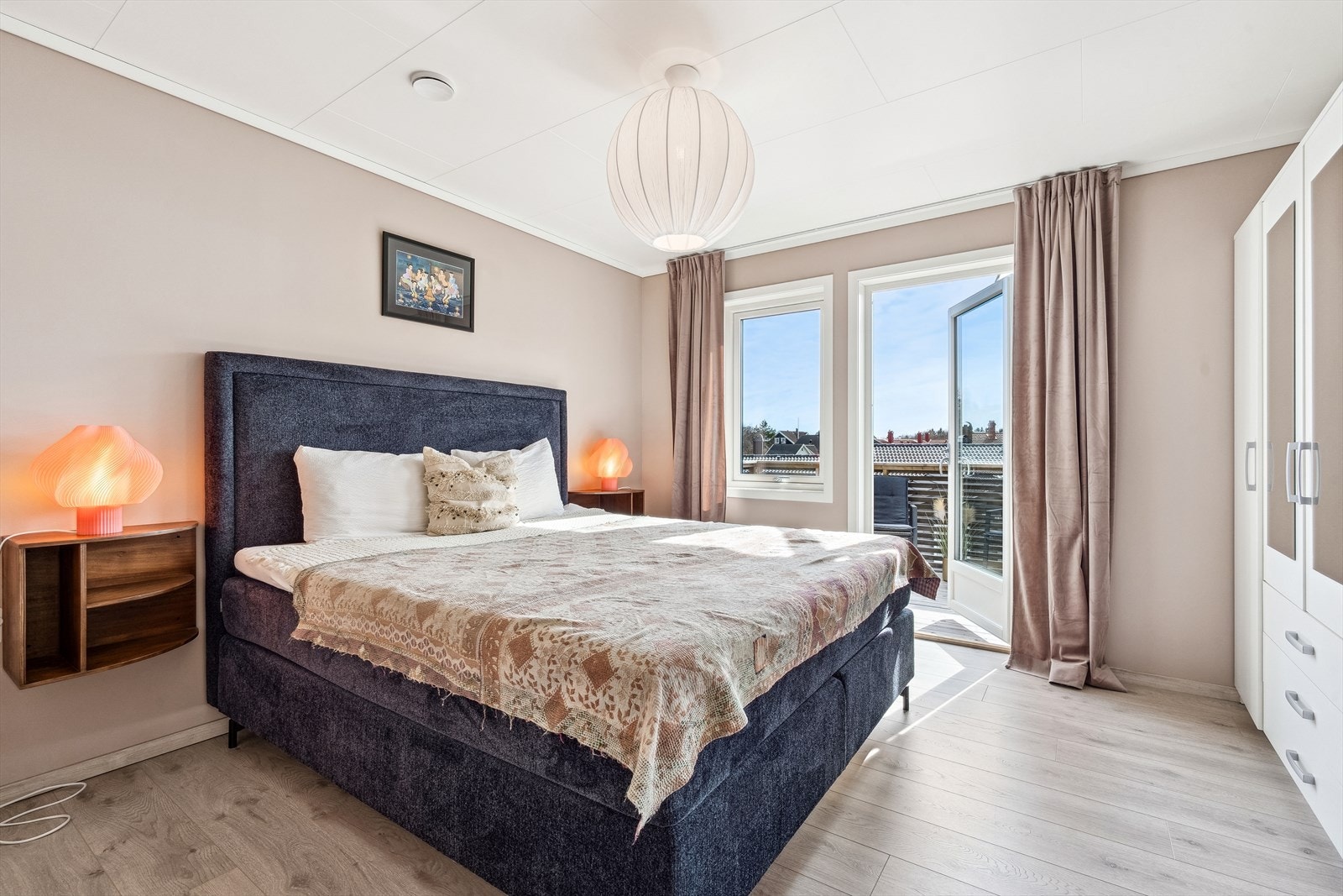 Romslig hovedsoverom med garderobeplass og utgang til balkong Galleribilde