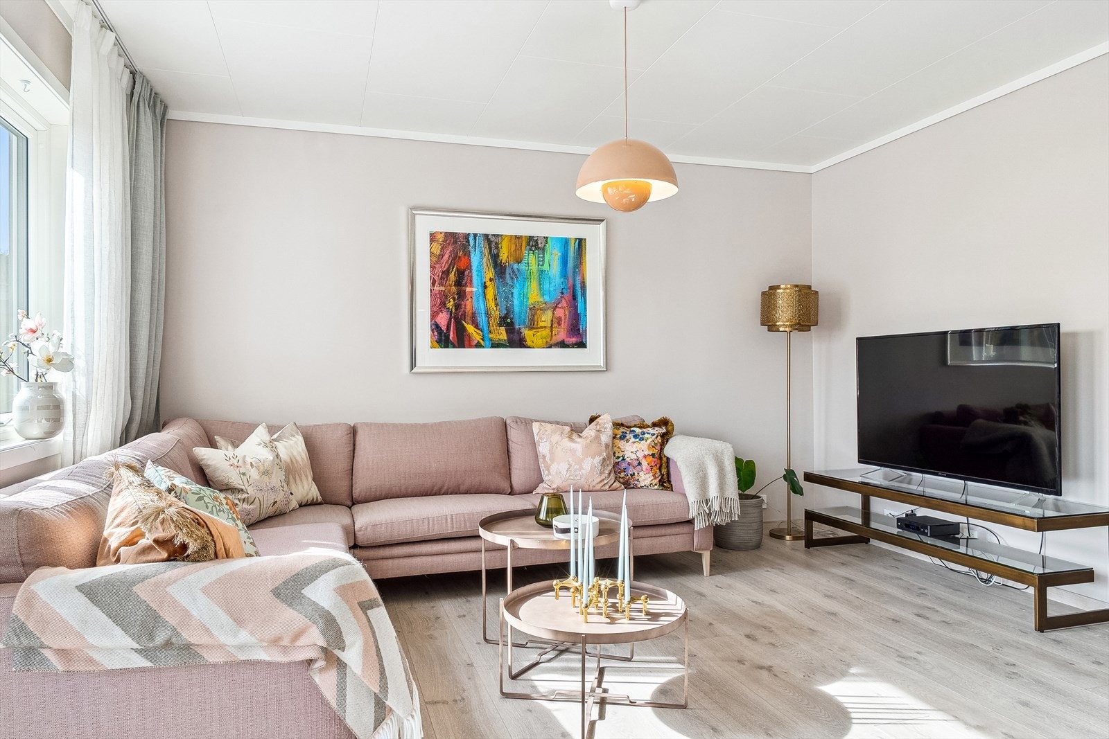 Velkommen til Veldreveien 7 - flott, nyere halvpart av tomannsbolig med god standard og god planløsning. Gode solforhold. Carport. Galleribilde