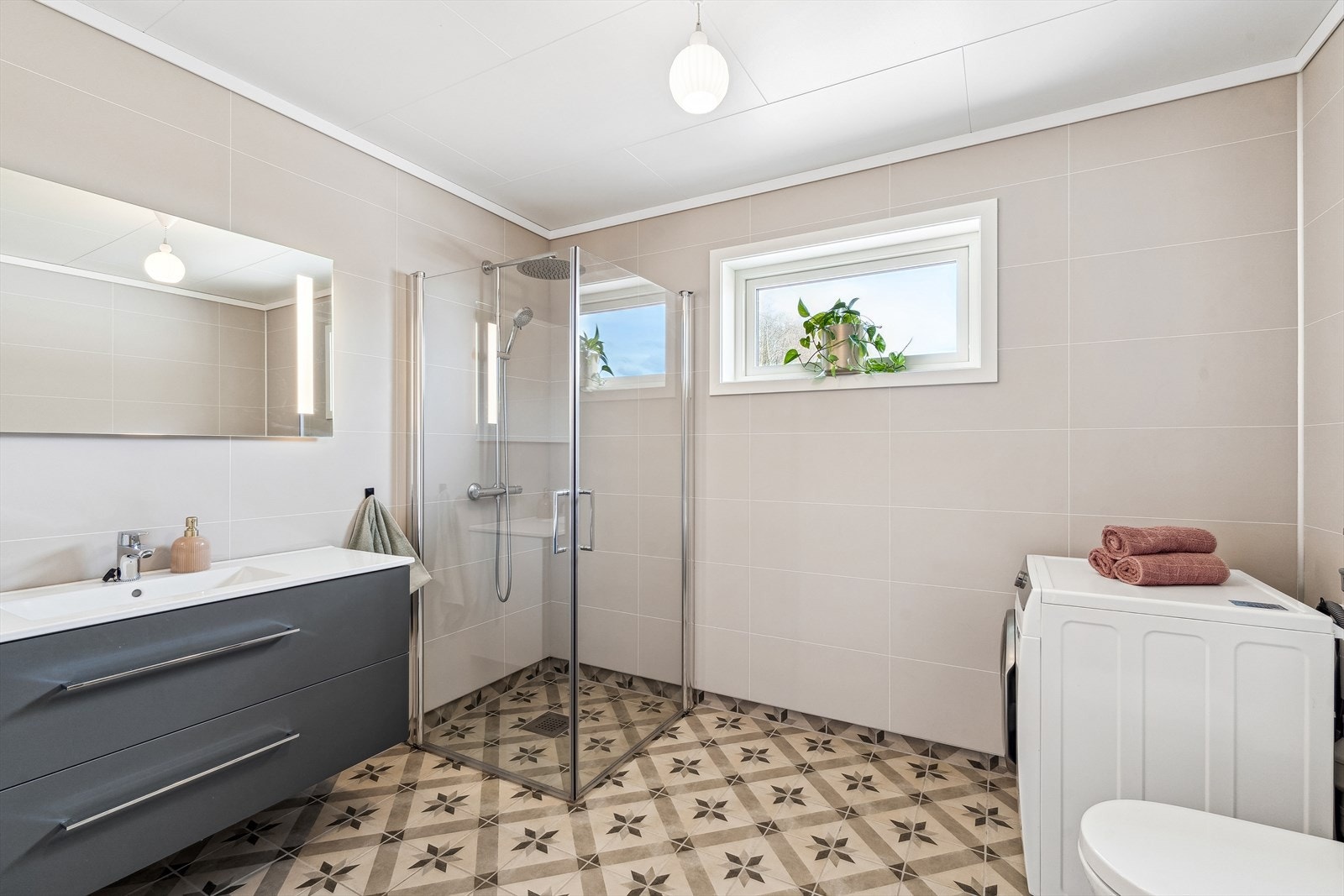 Pent og romslig bad/wc/vaskerom Galleribilde