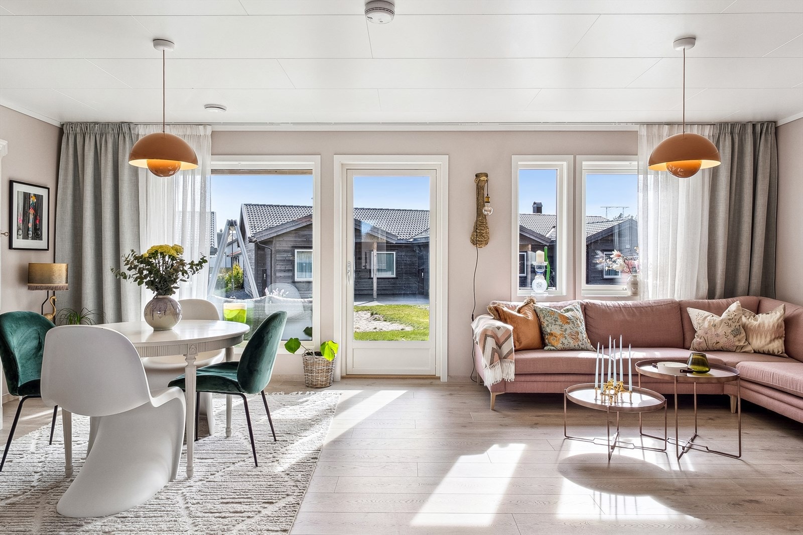 Stor åpen stue / spisestue i åpen løsning mot kjøkkenet Galleribilde