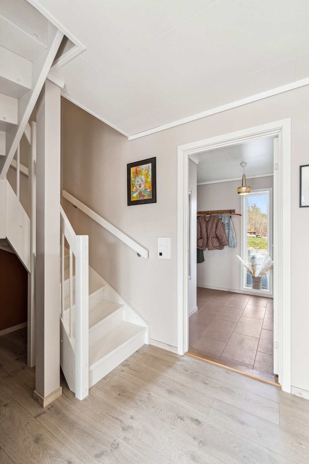 Leiligheten har en praktisk planløsning. I første etasje er det entré, wc samt kjøkken og stue. Opp trappen er det bad, 3 soverom og bod. Galleribilde