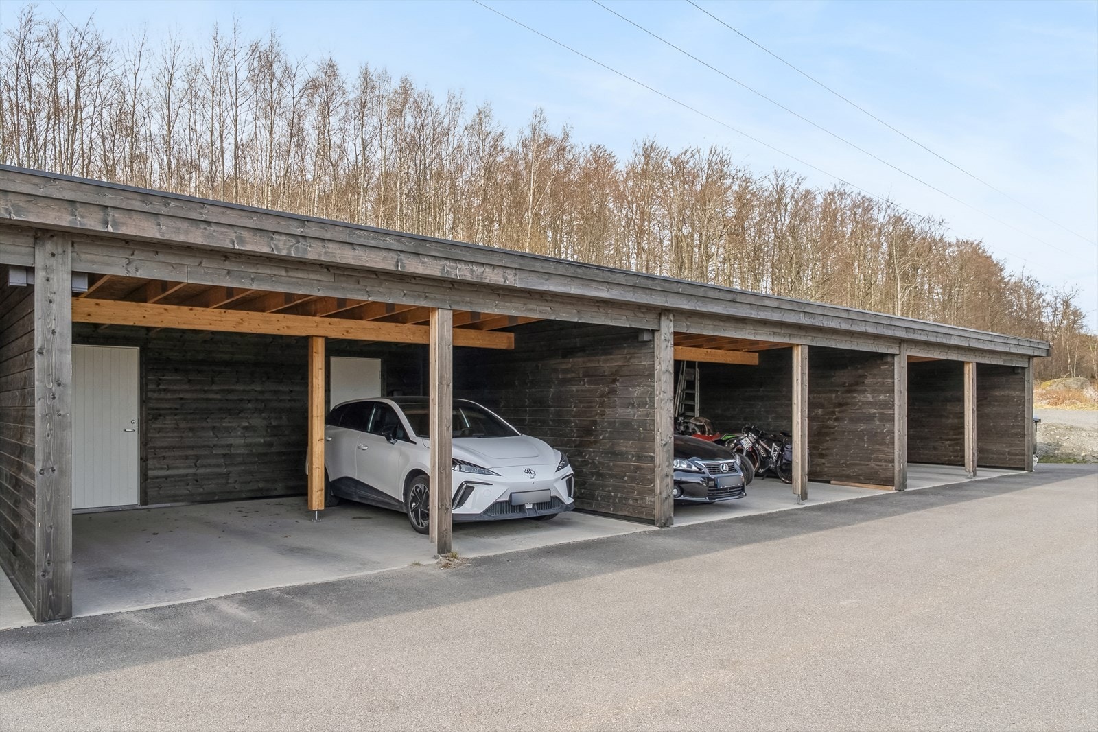 Carport med elbillader samt sportsbod tilhører boligen Galleribilde