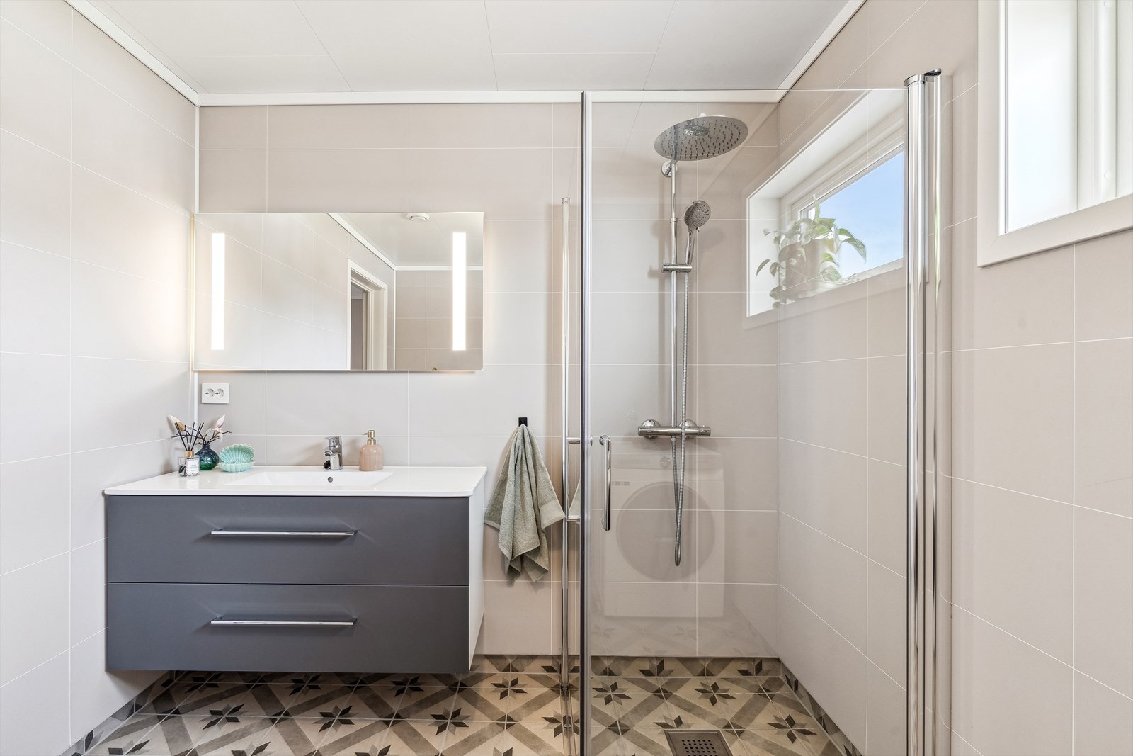 Pent og romslig bad/wc/vaskerom Galleribilde