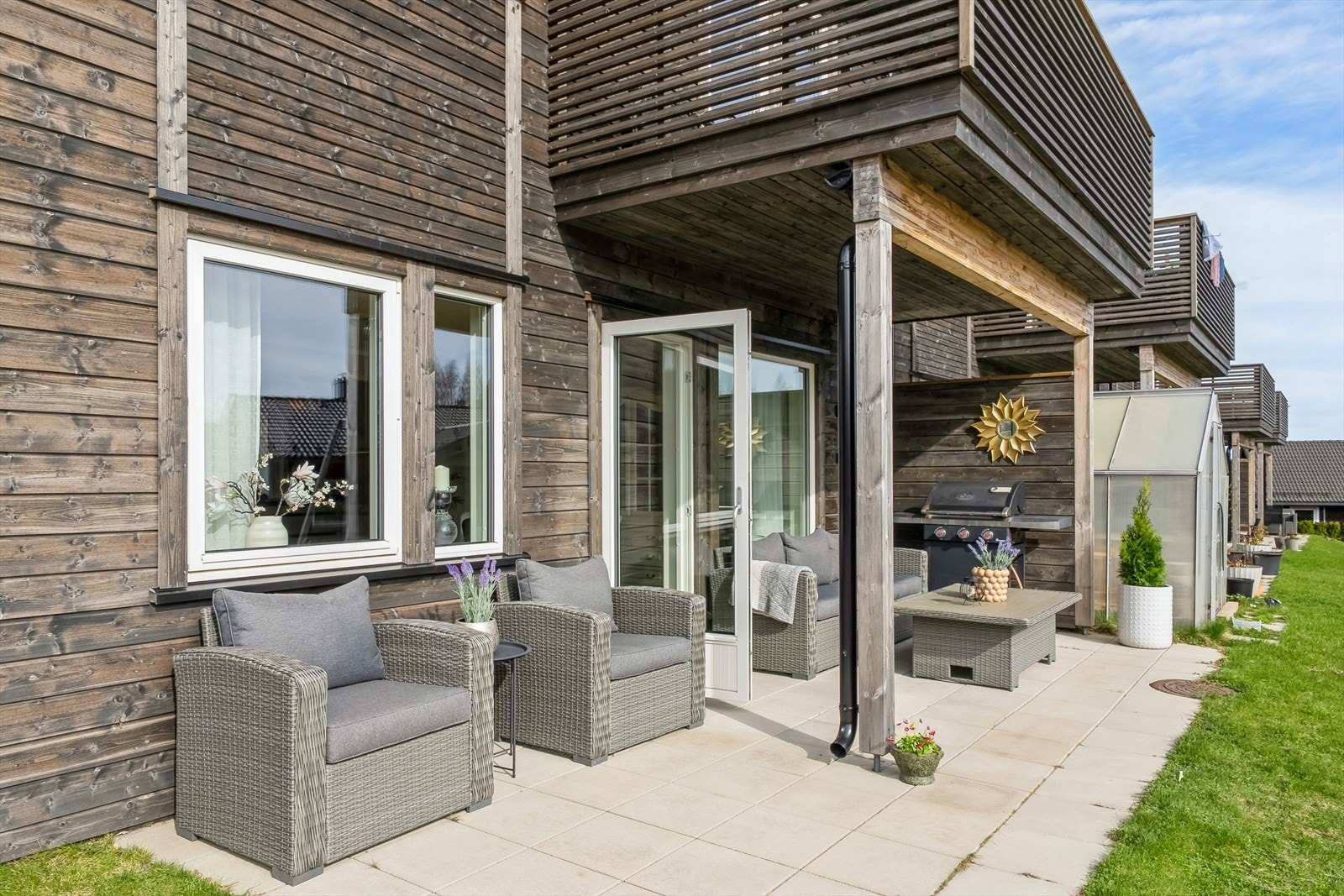 Fin terrasse med gode solforhold Galleribilde