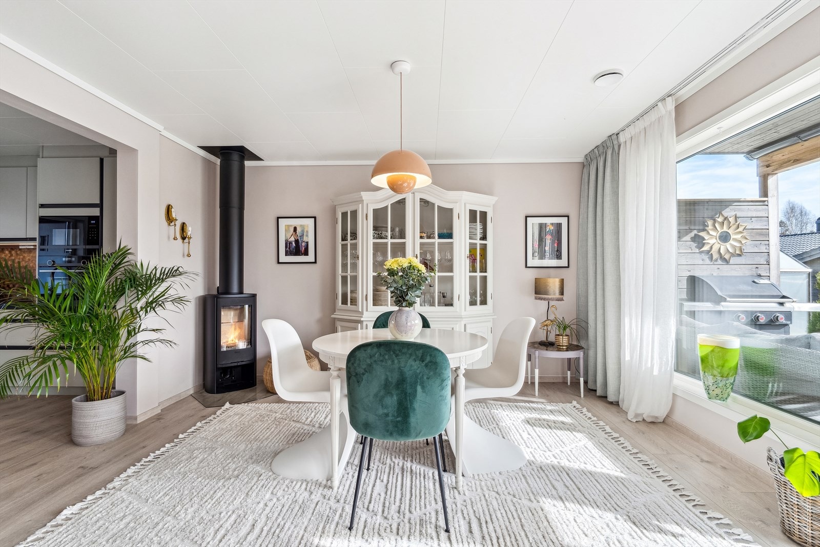 Lys og åpen stue/spisestue med ugang til balkong Galleribilde