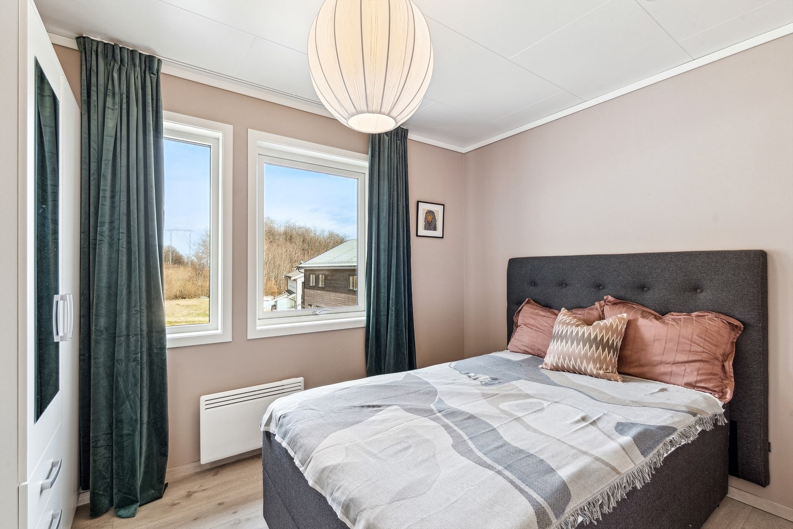 Soverom 2 -også her god størrelse og garderobeplass Galleribilde