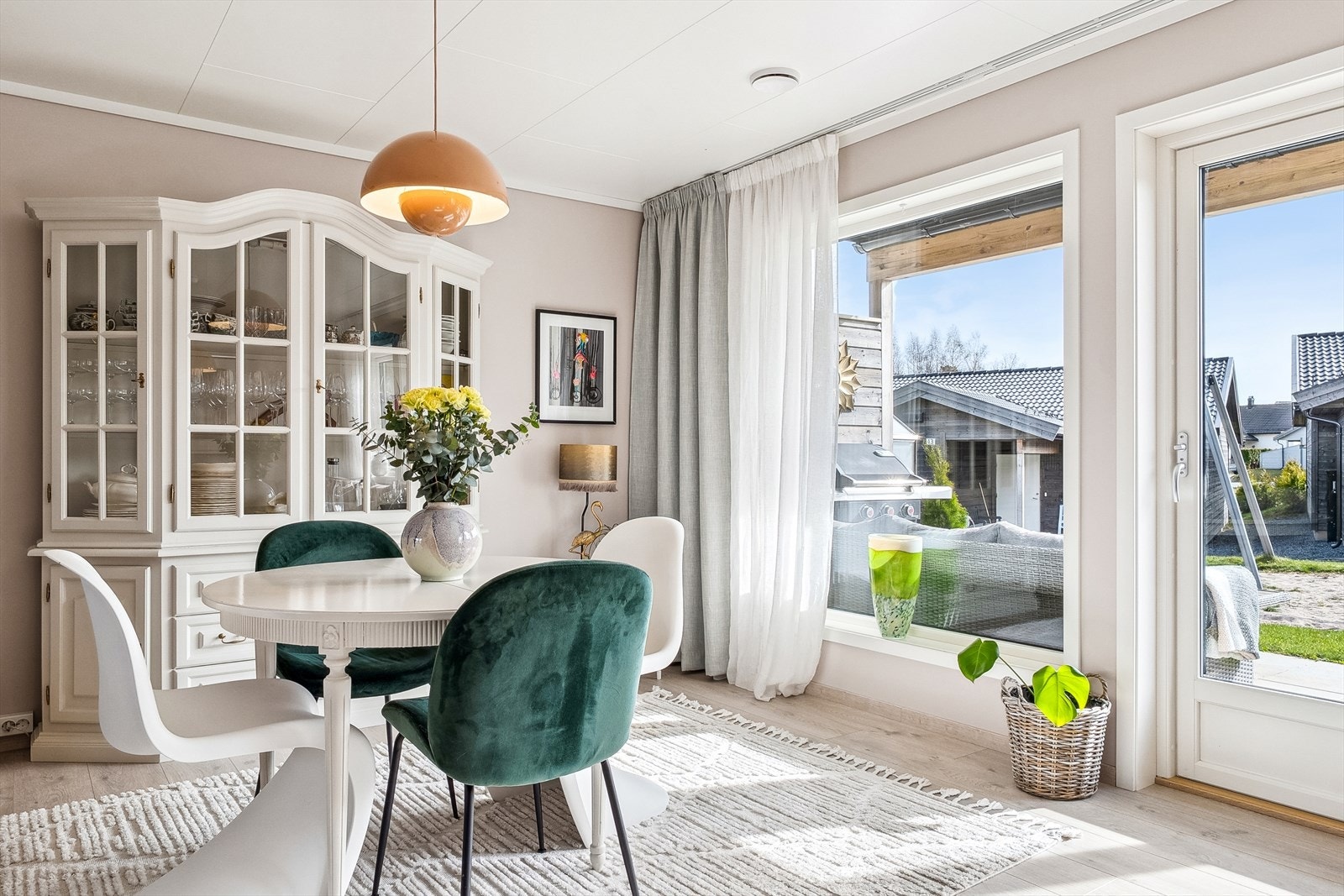 Lys og åpen stue/spisestue med ugang til balkong Galleribilde