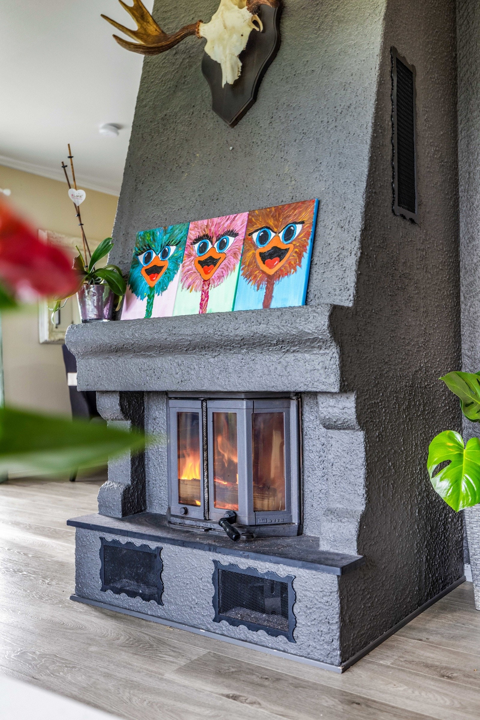 Boligen har peis i stue i 1.etg og varmepumpe i trappen. Galleribilde