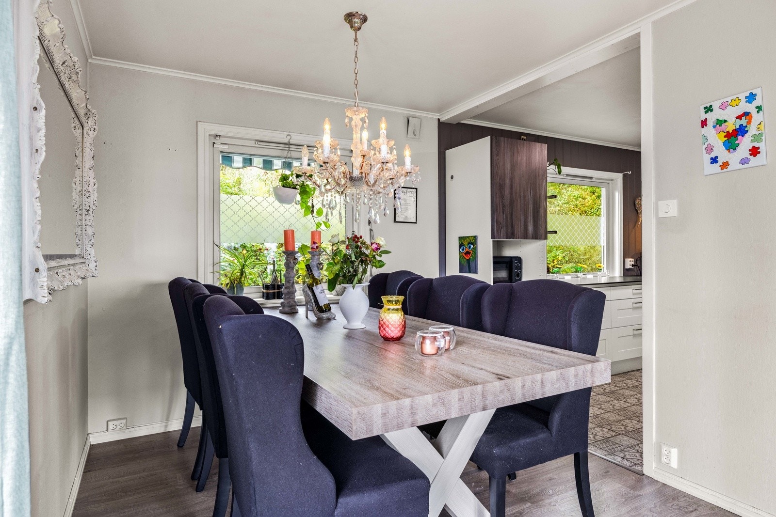 Det er plass til spisestuen nærmest kjøkkenet. Galleribilde