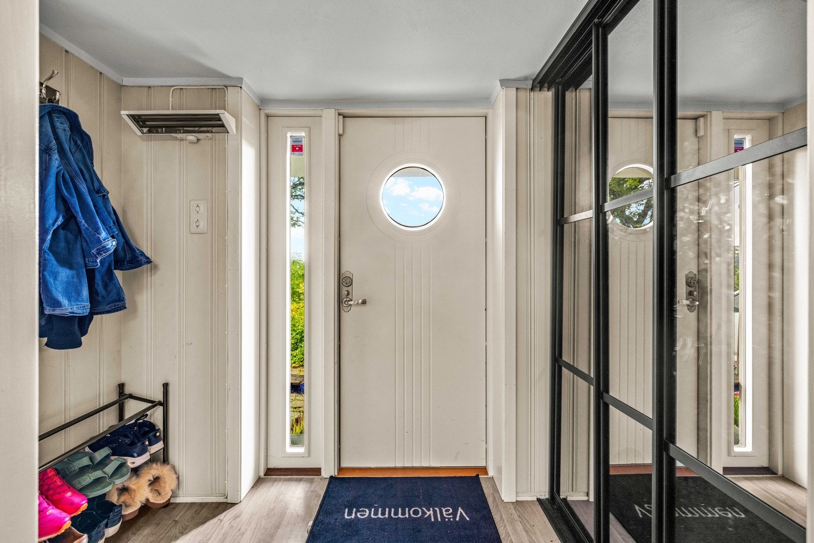 Entreen ligger i underetasjen. Her er det god plass til lagring av yttertøy og sko. Galleribilde