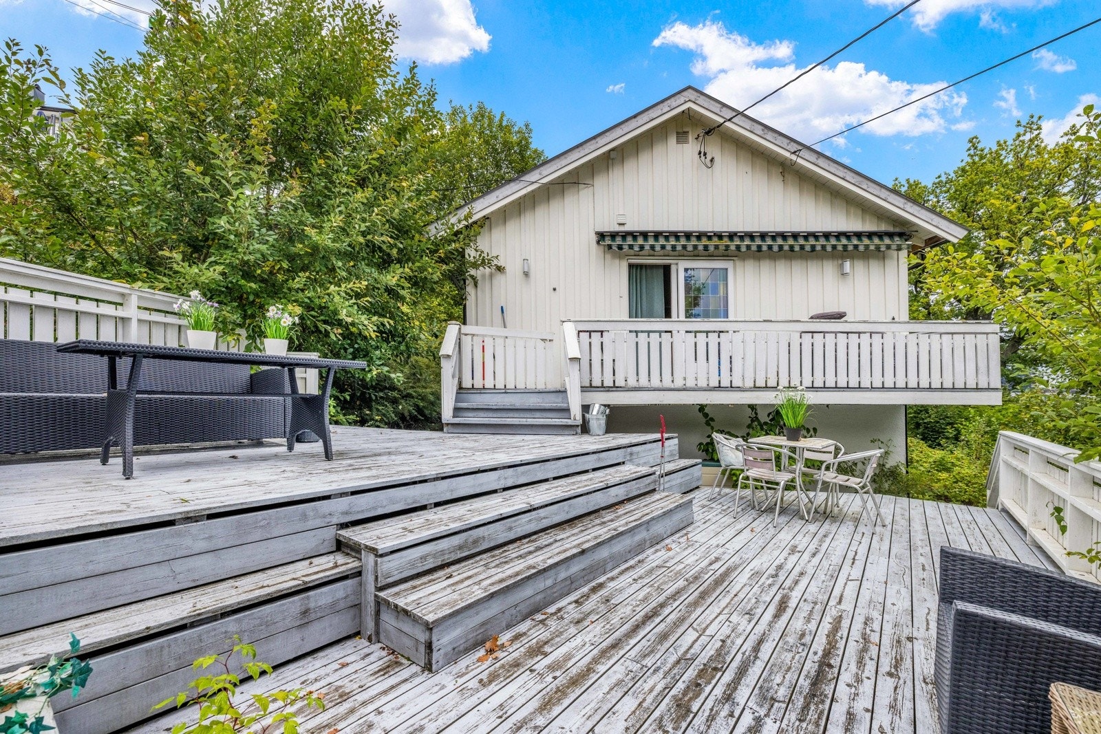 Terrasse over to nivåer med utgang fra stuen i 1.etg. Galleribilde