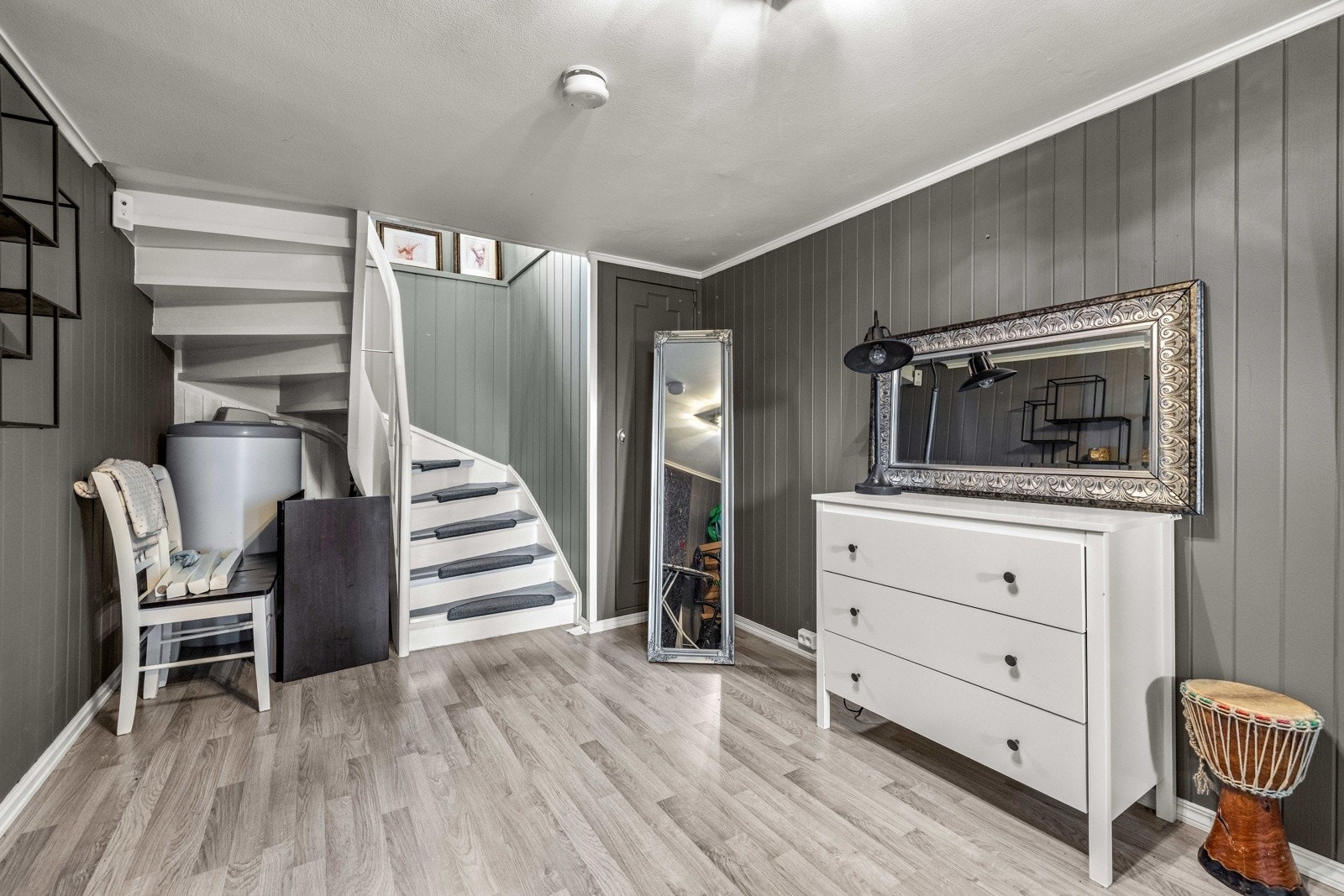 Trappegang med tilgang til innvendig bod. Det er også innvendig adkomst til hybelen. Galleribilde