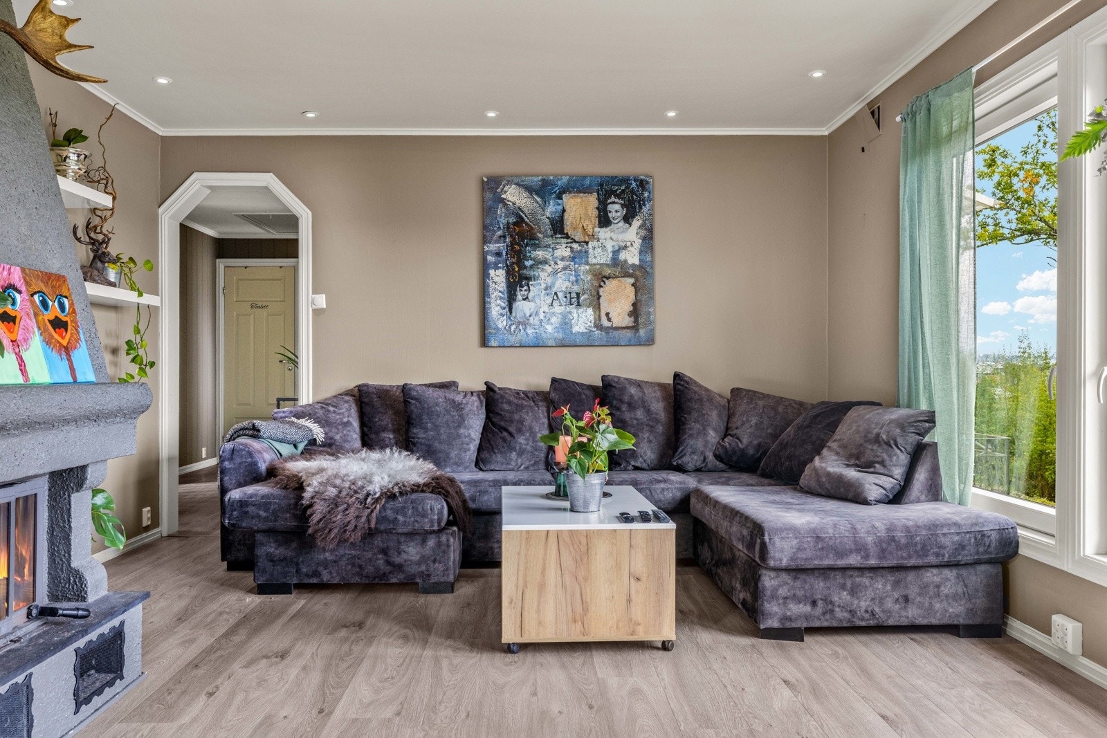 Stuen ble bla. oppgradert med nytt gulv, nye vinduer og downlights mellom 2018-2021. Galleribilde