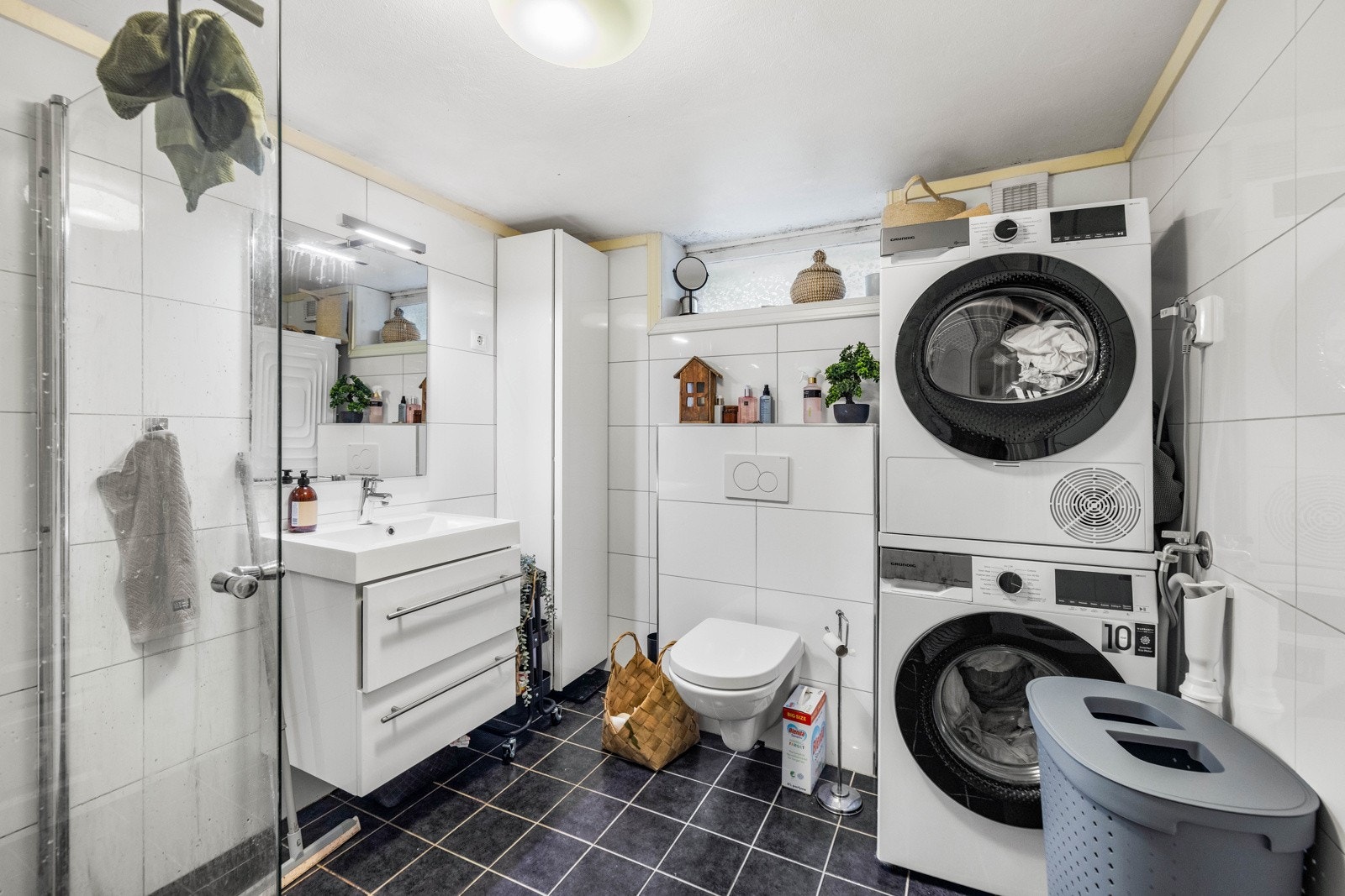 Flislagt bad med opplegg for vaskemaksin i hybel. Galleribilde