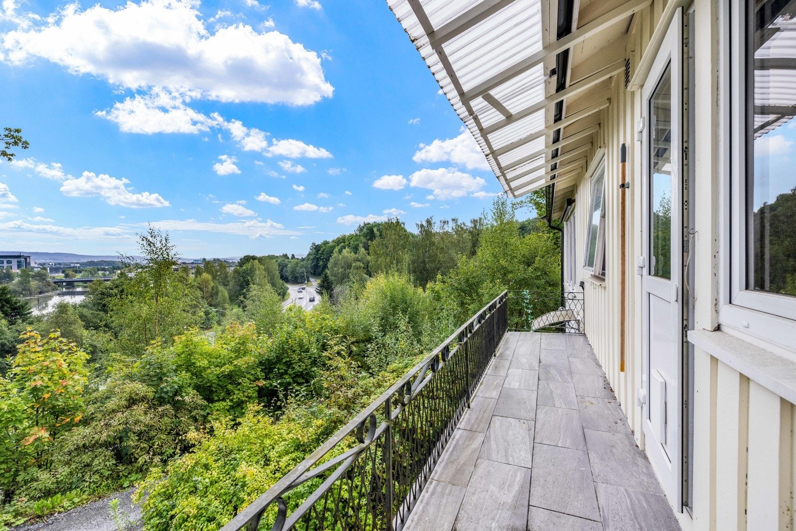 Boligen ligger nederst i Rælingen, rett utenfor Lillestrøm sentrum, og har fin utsikt mot byen. Galleribilde