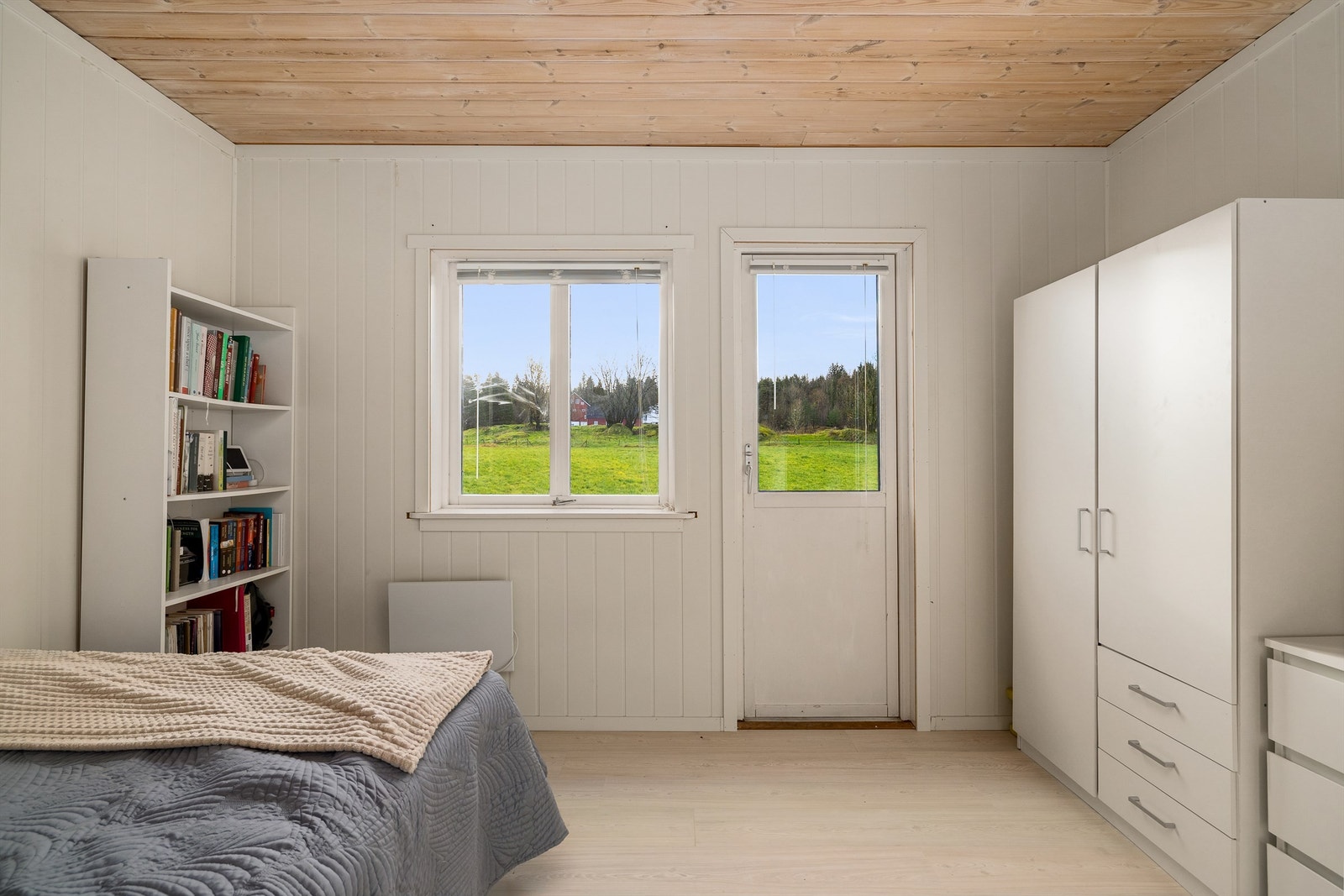 Soverommene har god størrelse med plass til garderobe Galleribilde