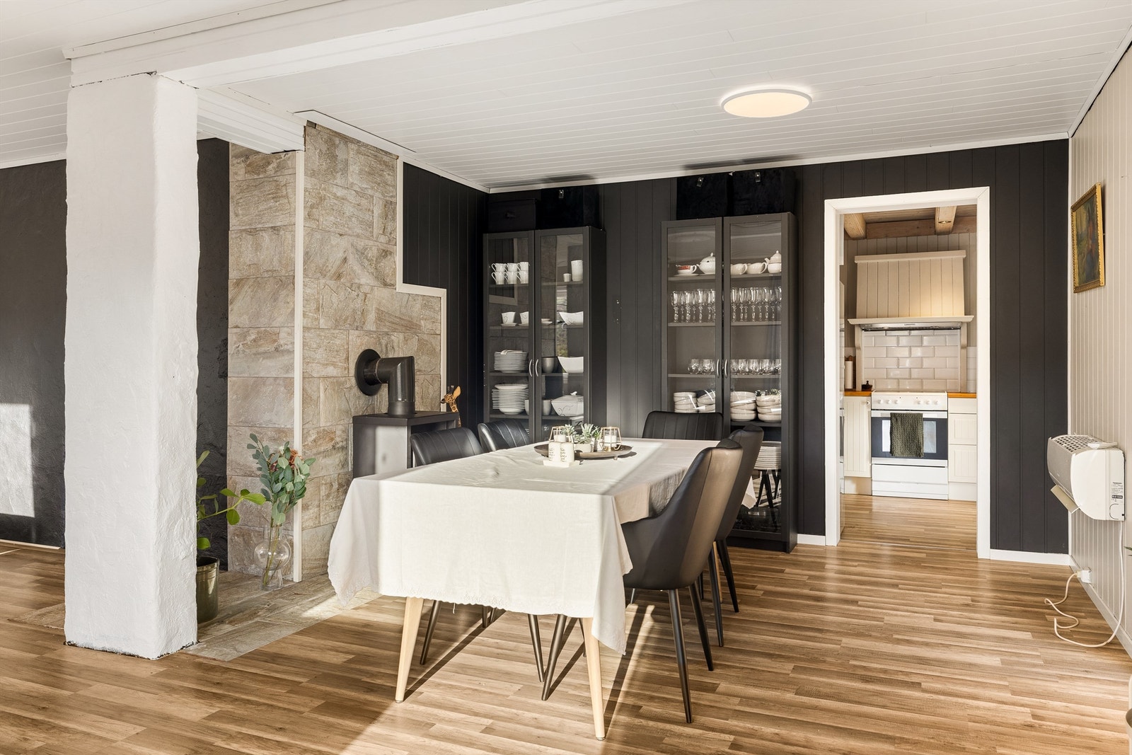 Her er det god plass til å invitere venner og familie på hyggelige selskaper Galleribilde