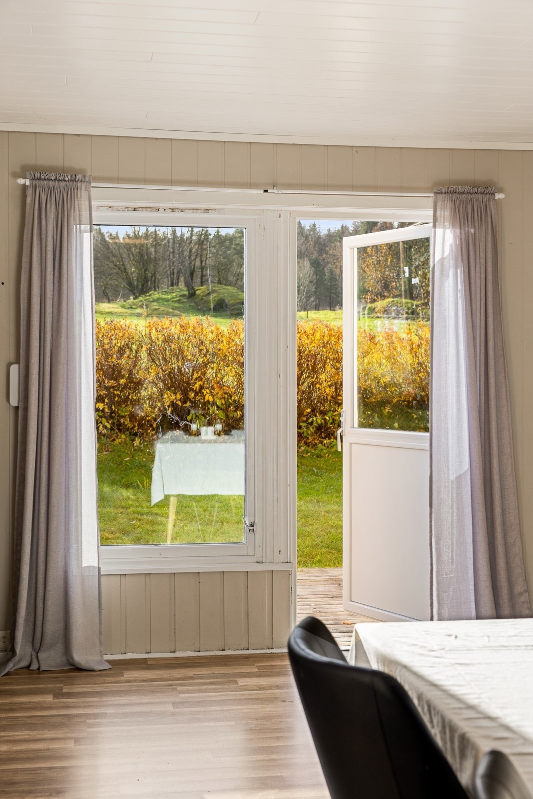 Med direkte adkomst til uteområdet fra stuen Galleribilde