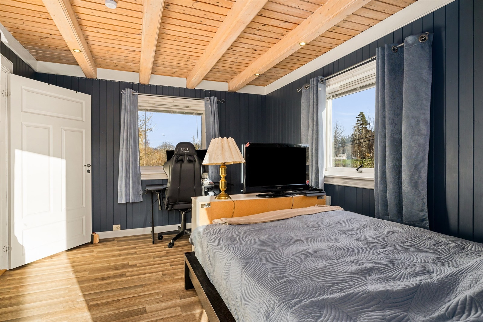 i 1.etg er det også et ekstra rom som fint kan brukes som soverom eller en ekstra stue Galleribilde