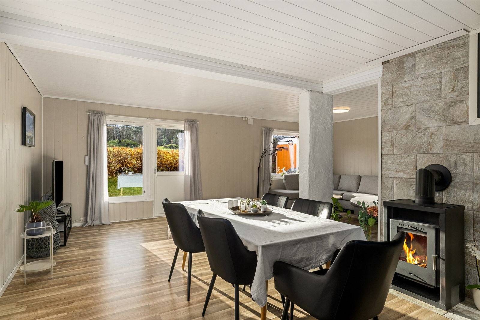 God og romslig stue med flere soner Galleribilde