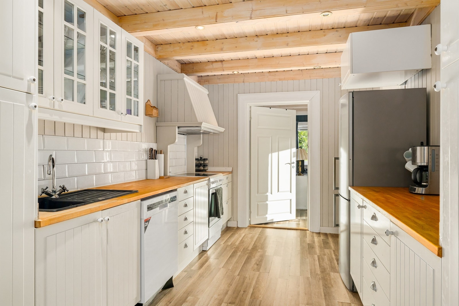 Lys kjøkkeninnredning med profilerte fronter Galleribilde