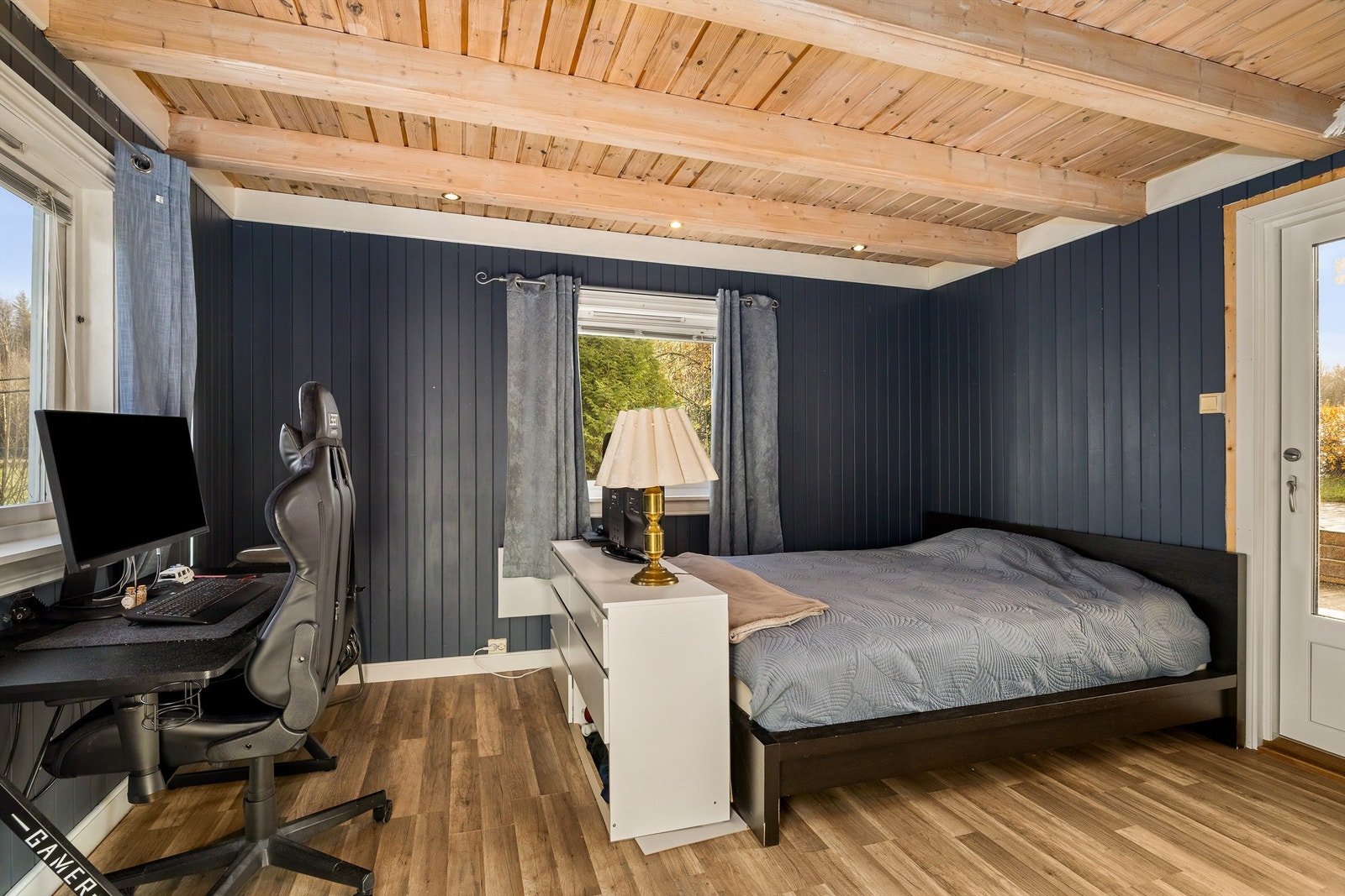 Dette rommet har også direkte adkomst ut til hagen Galleribilde