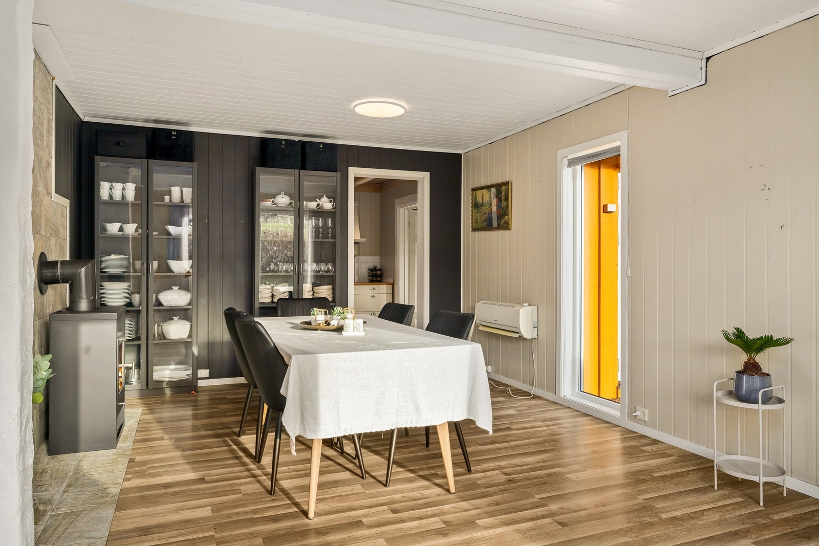 Spisestuen er praktisk plassert ved kjøkkenet for enkel servering Galleribilde