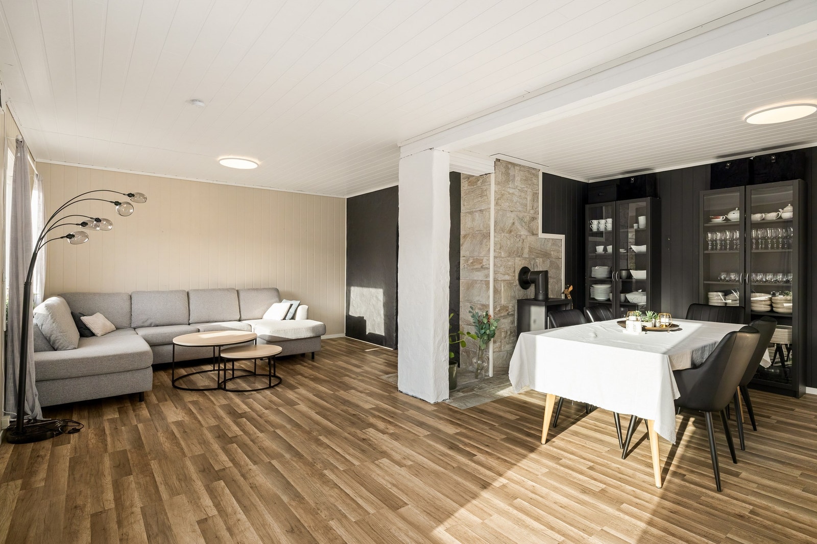 Stuen praktisk oppdelt i flere soner Galleribilde