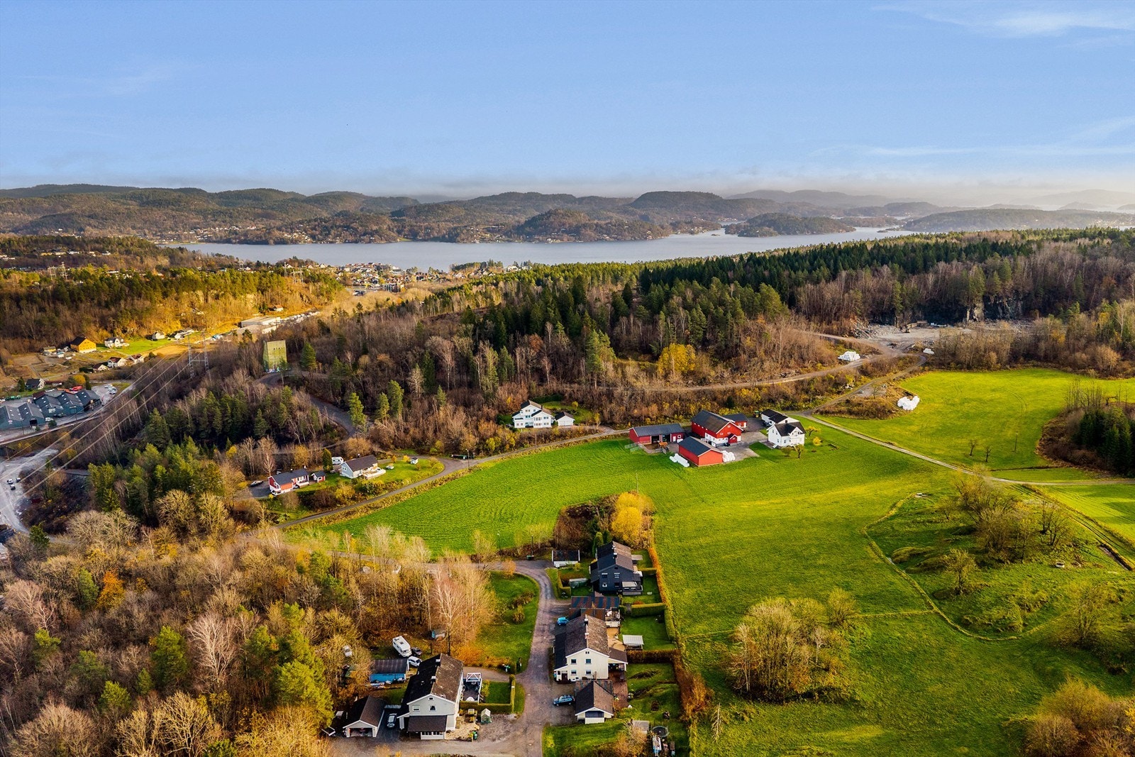 Område Kjørholt ligger med kort avstand til handelsområde på Heistad og sjøen Galleribilde
