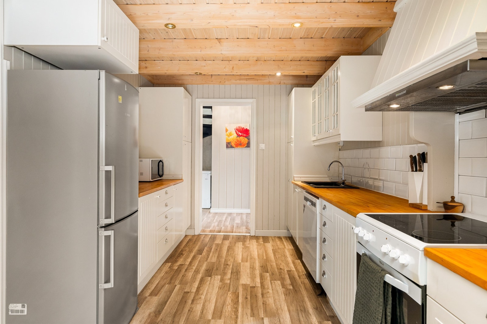 Kjøkkenet har godt med både skap og benkplass Galleribilde