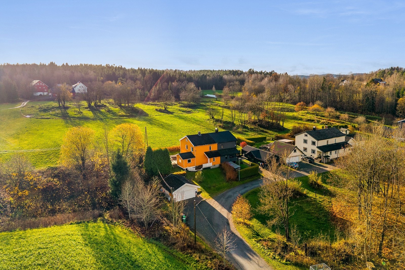 Her kan du nyte landlige dager eller ta en kort kjøretur ned til sjøen Galleribilde