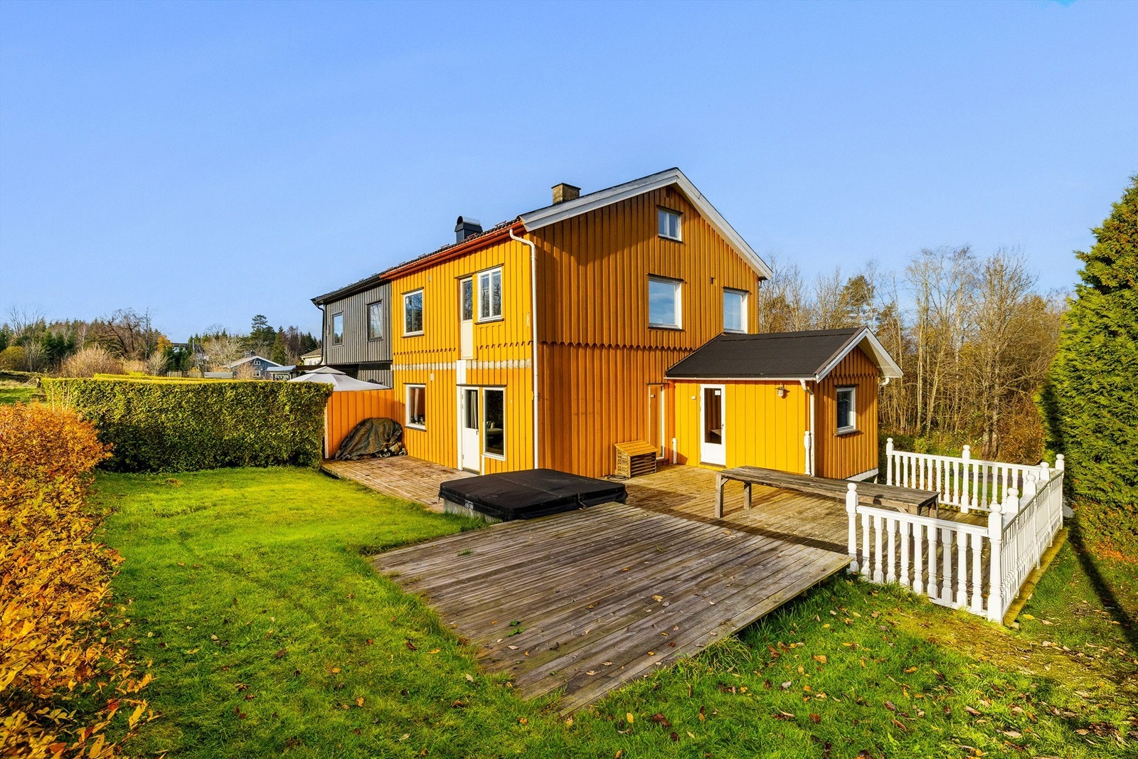 Terrasseområdet er stort med plass til flere sittegrupper Galleribilde