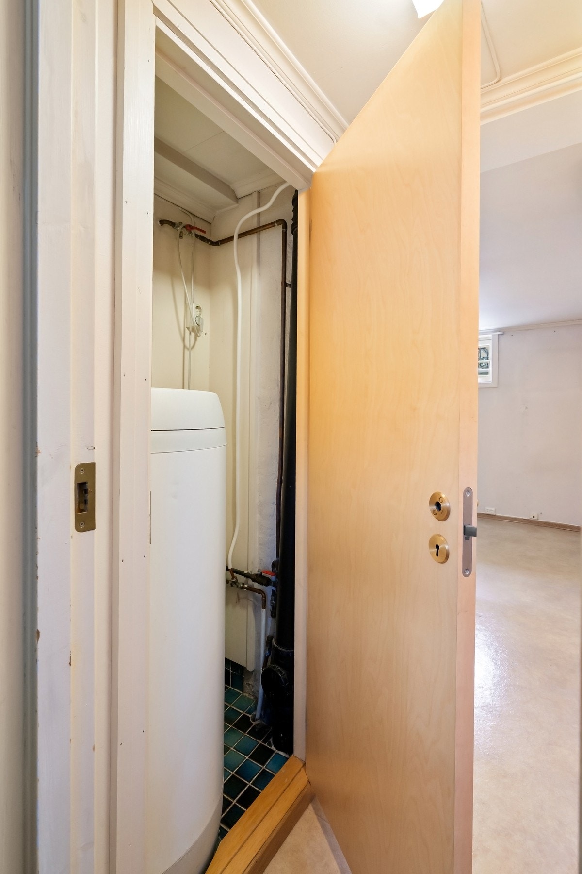 Varmtvannsberederen til boligen er plassert i kjeller Galleribilde