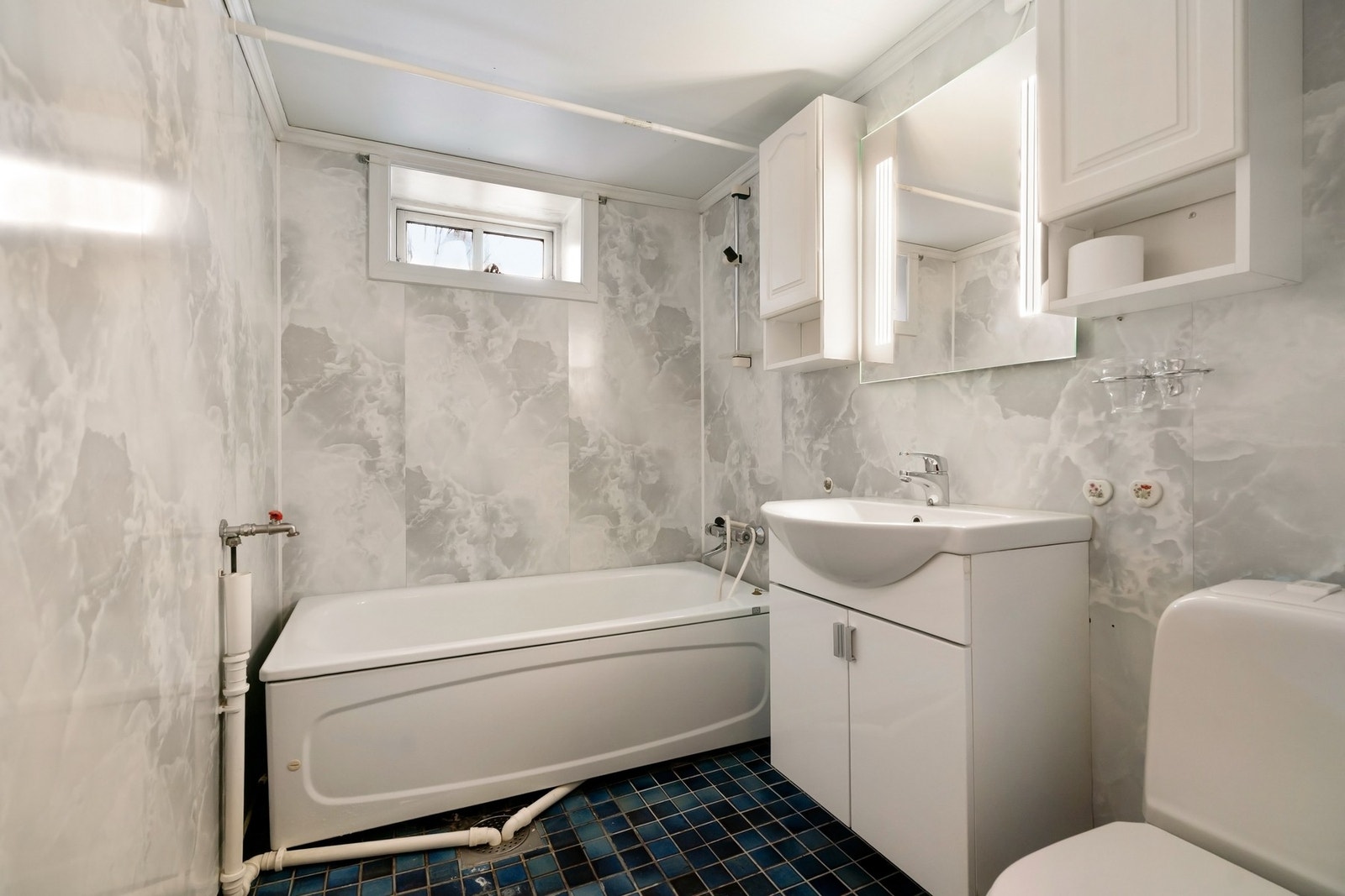 Baderom i kjeller har ferdigattest fra 1976 Galleribilde