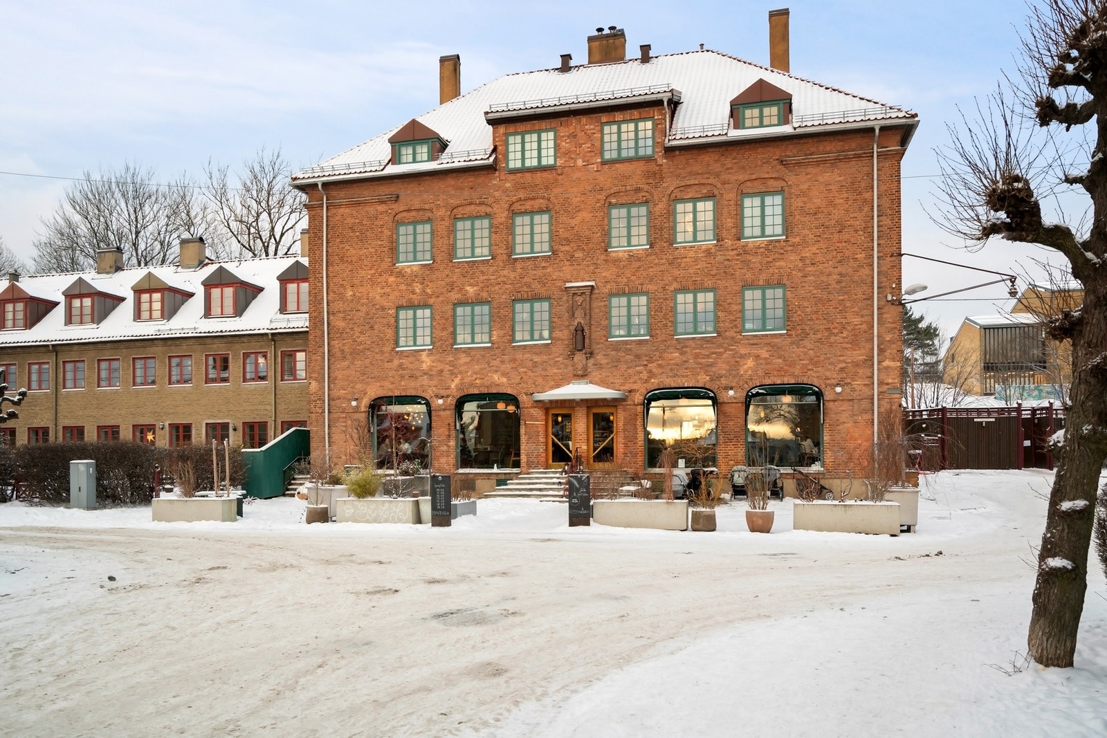 Borettslaget har tre utleielokaler, et som leies ut til beboere som forsamlingslokale, et som er utleid til Åpent bakeri og et som leies ut til Blomsterjentene i Flow Galleribilde