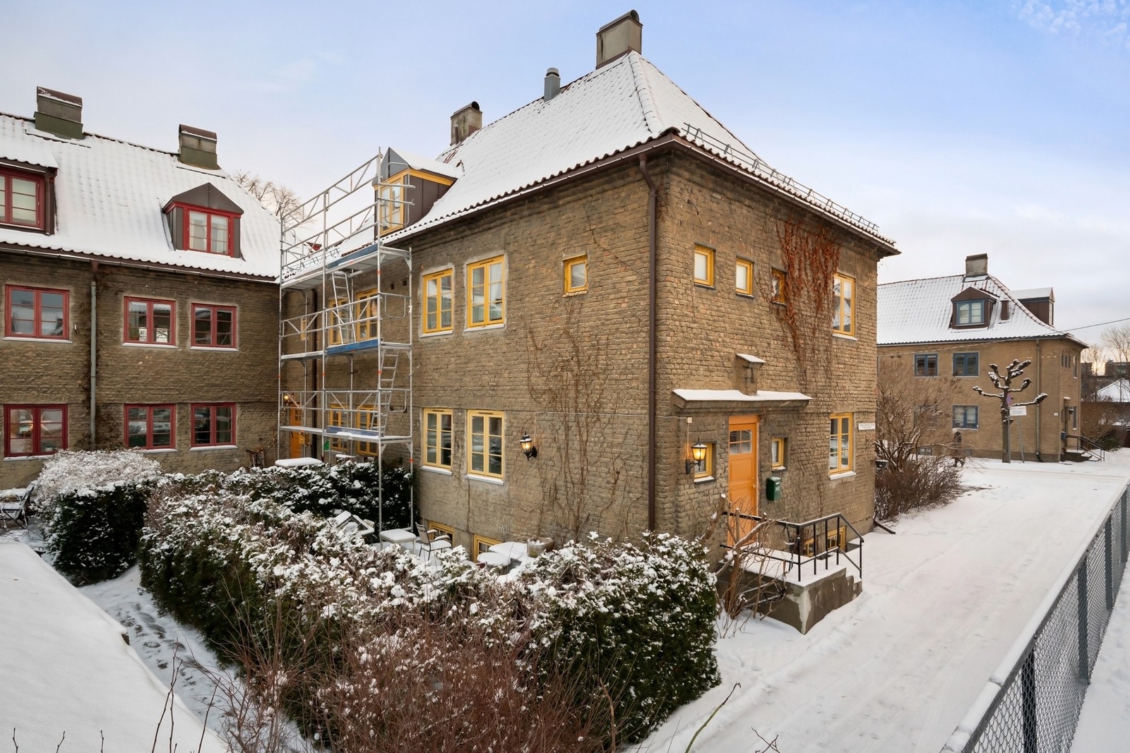 Boligen ligger fredelig og skjermet til internt i hagebyen, omgitt av vakre grøntarealer og et trygt, barnevennlig miljø Galleribilde