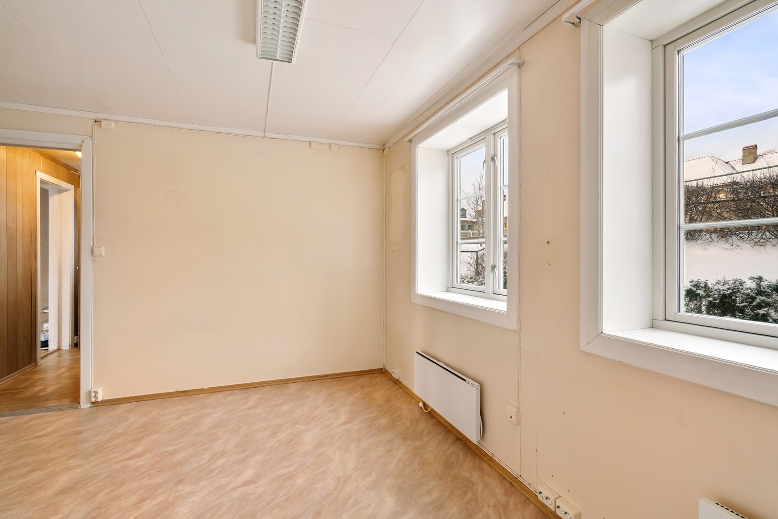 I 1. etasje finner vi et svært lyst og romslig separat kjøkken Galleribilde