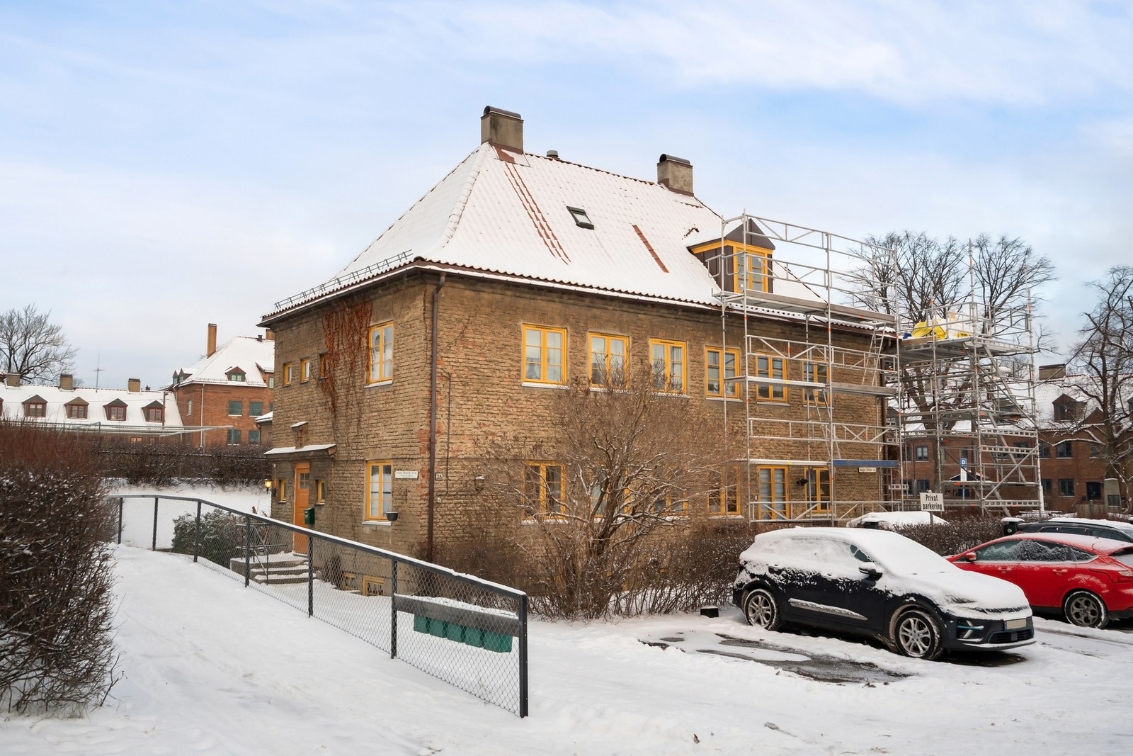 Parkeringsmuligheter i borettslaget etter venteliste, ellers beboerparkering Galleribilde