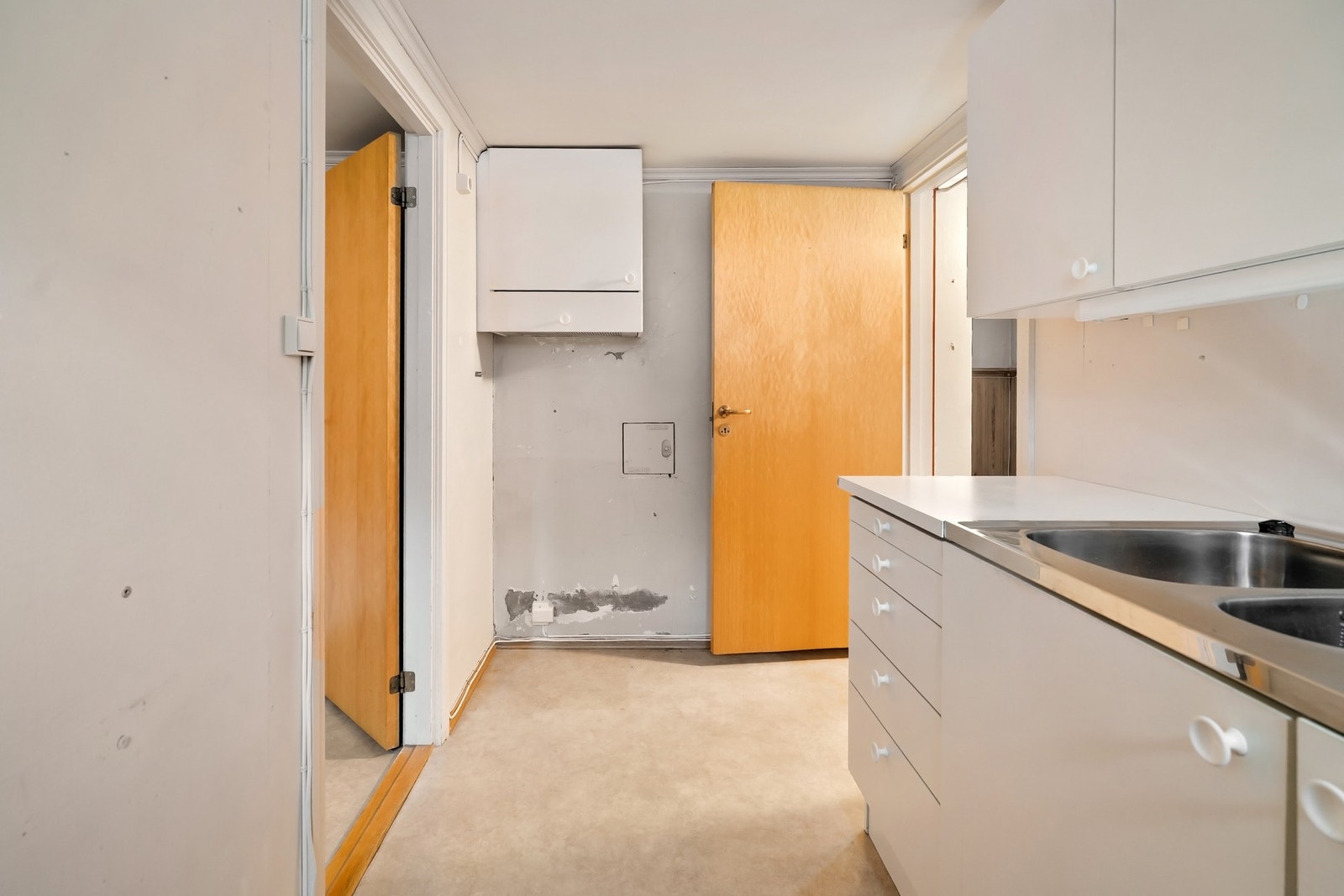 Kjelleren har en takhøyde på 2,07-2,11 meter Galleribilde