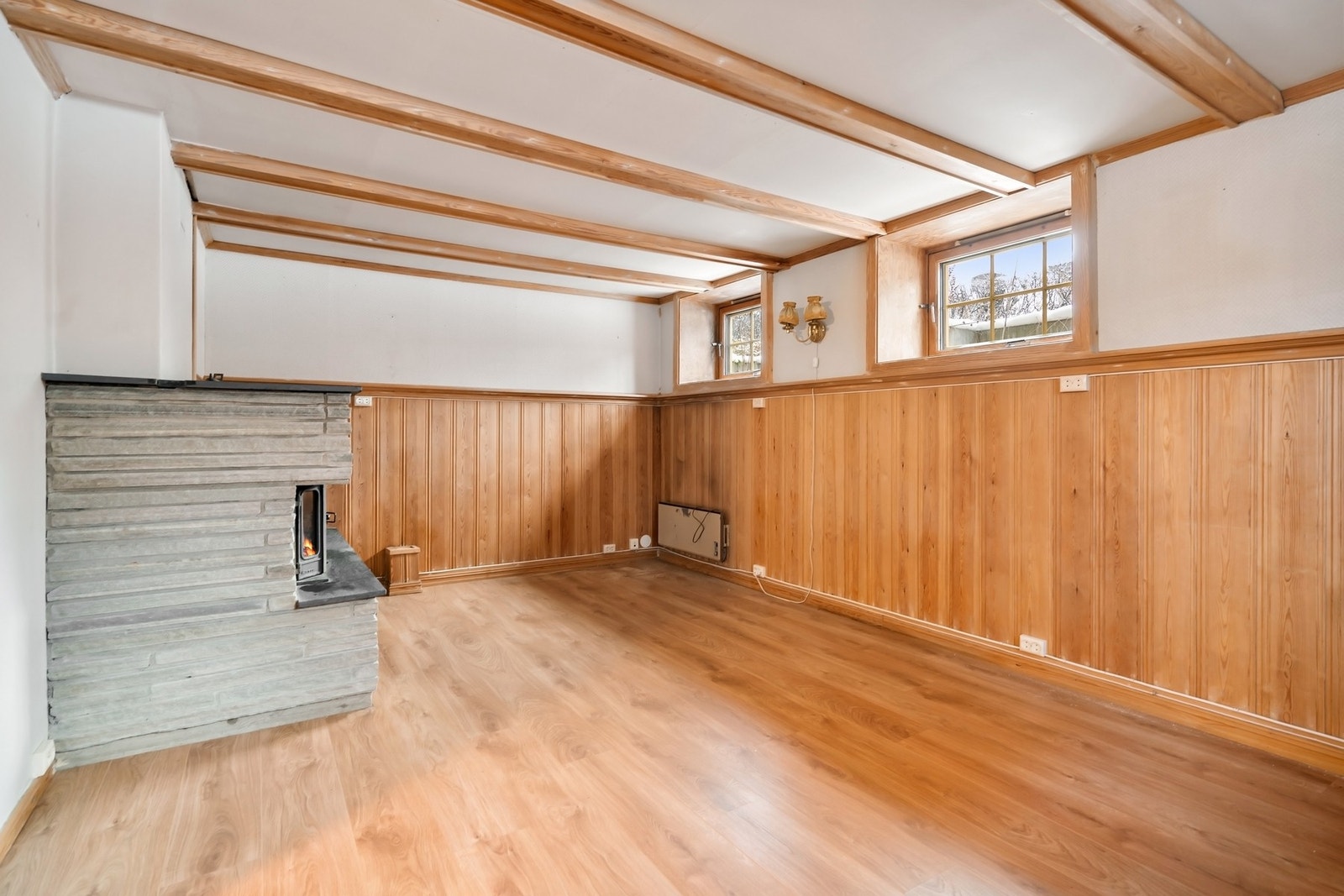 Boligen har en teglsteinspipe som er rehabilitert med nytt innvendig
stålrør i perioden 2013-14. I kjellerstuen er det montert en Dovre
peisinnsats tilknyttet pipen Galleribilde