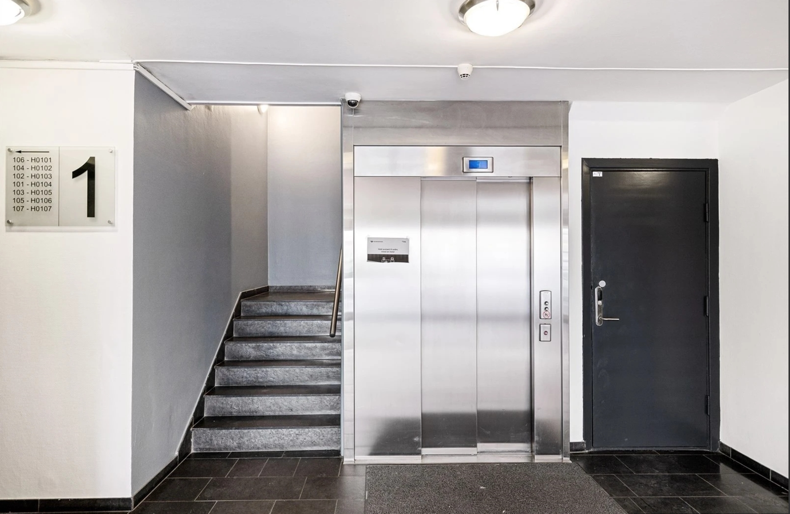 Pent inngangsparti i gården. Galleribilde