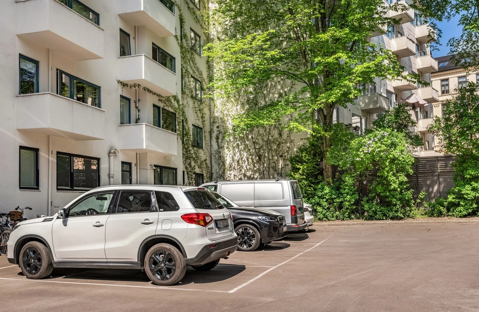 Det er mulighet for å leie parkeringsplass i bakgård etter venteliste. Galleribilde