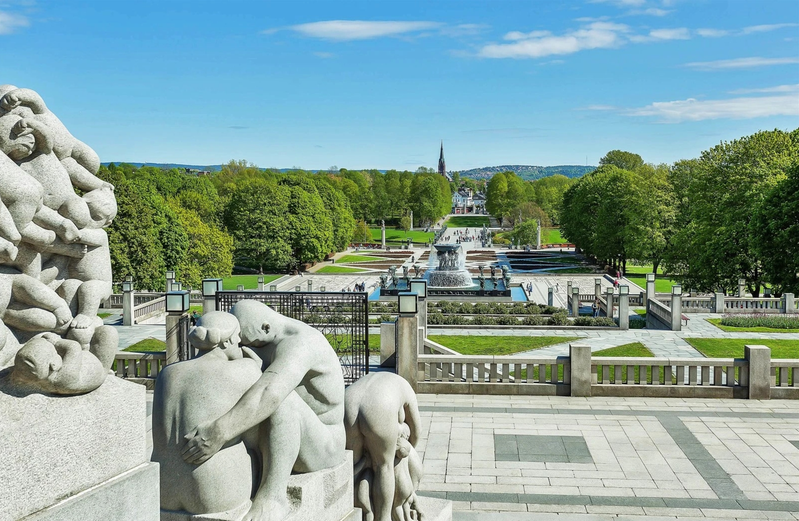 I Frognerparken kan man gå tur, lufte hunden, grille eller bare slappe av på gresset. Galleribilde